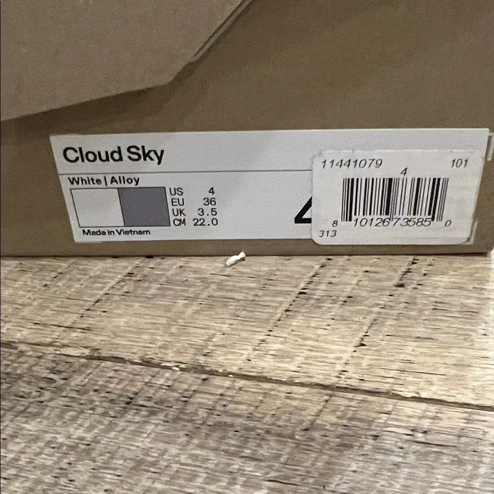 On Cloud Boys Sky size US BOYS 4 (worn twice) - Picture 5 of 7